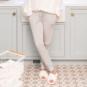 Knix model lounge pant